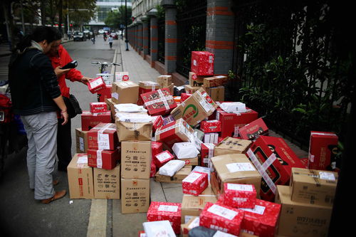 男子结婚朋友送两本刮刮乐