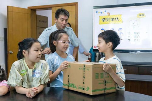 鹤城每天数万快递包装 废弃包装盒随处可见回收