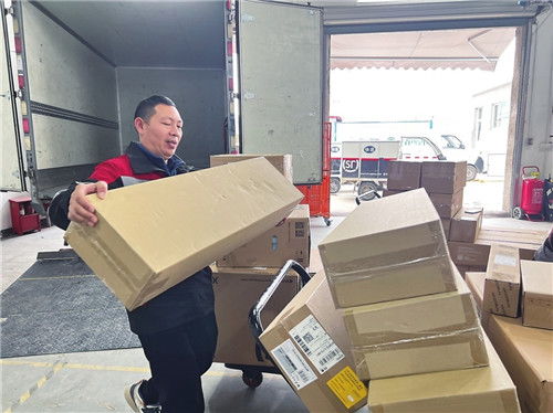 湖南五强溪镇暴雨 积水淹至车顶