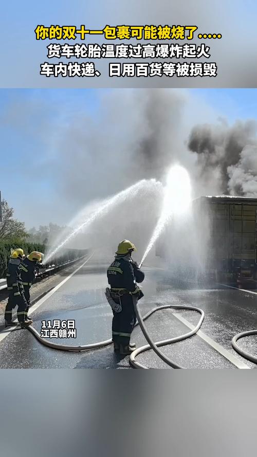 女孩用狗链牵男友上街引来民警询问