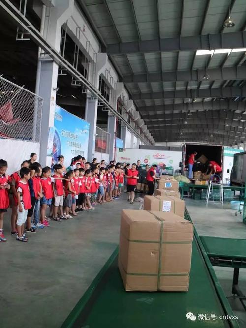 女子带娃私闯豪宅躺床上吹调睡