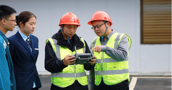 JT极兔速递与沃尔沃卡车爱心直达专线正