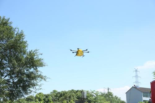 继京东之后 唯品会智能快递无人车亮相