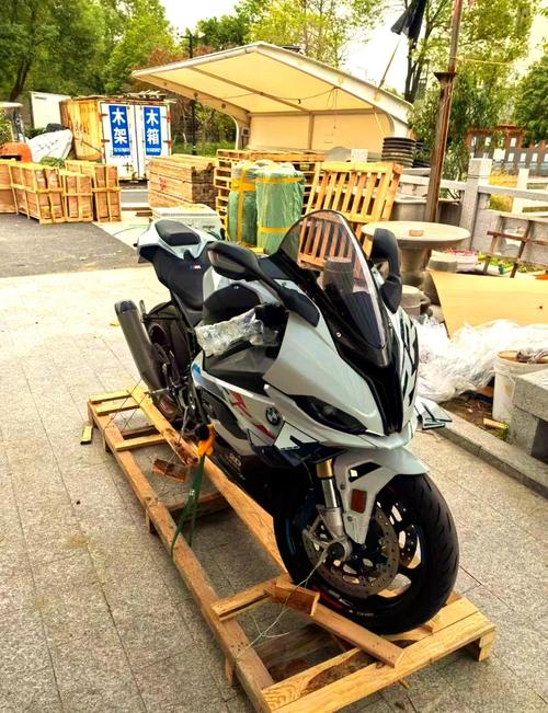 与梁朝伟同居6年独自将儿子抚养长大的曾华倩 现儿子成为骄傲