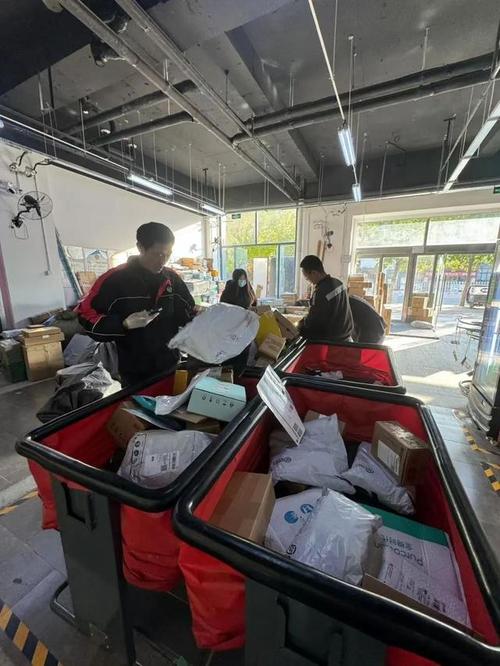 福州女大学生推广智能快件箱 力争一两年内覆盖 福州女大学生推广智能快件箱 力争一两年内覆盖