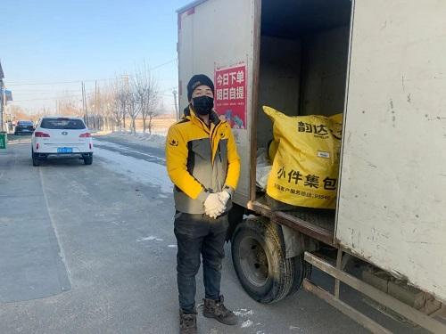 高校通报男生持刀进女寝伤人