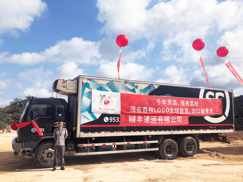 摔快递小哥鞠躬道歉