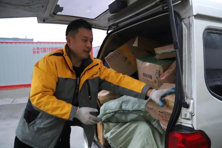年关临近 邮局慢递火爆