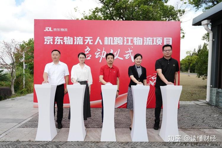 男子让狗开特斯拉被罚 男子让狗开特斯拉被罚