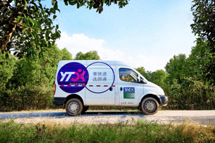 厦门首台物流无人车投入运营 打通快递服务最后一公里