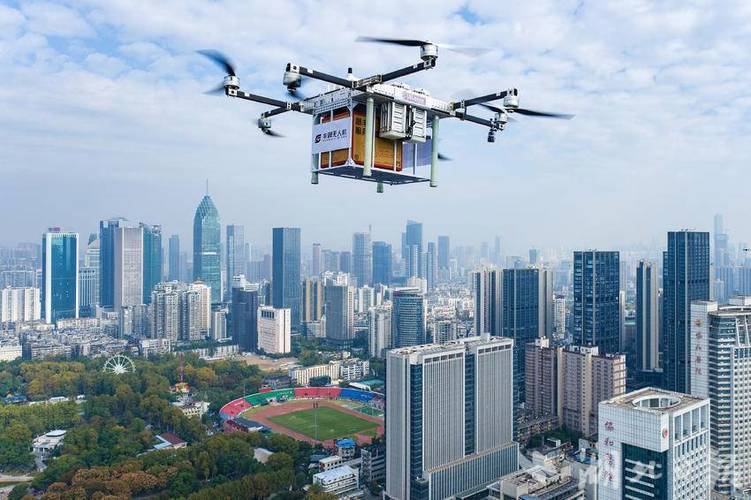 德邦快递小哥 即使工作再忙 但救人始终排在