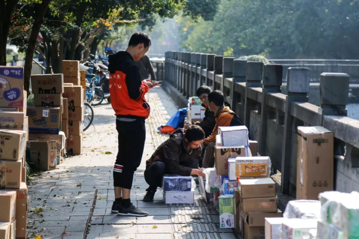 浑水摸鱼甜宠文快递员