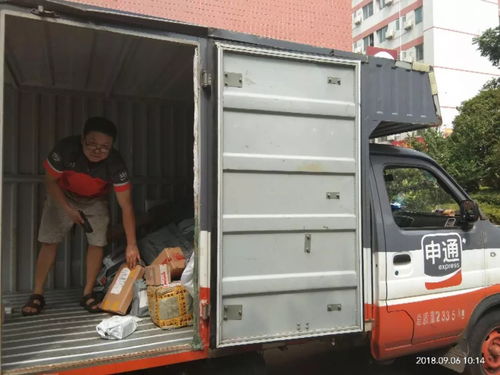 老人路边卖菜被楼上住户泼机油 老人路边卖菜被楼上住户泼机油