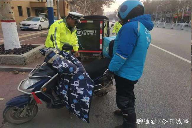 市民担心涨邮费 快递员愁效率低