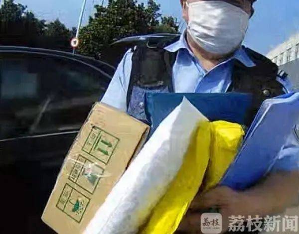 双十一过后退货潮来了 快递哥上午送货下午收退 双十一过后退货潮来了 快递哥上午送货下午收退