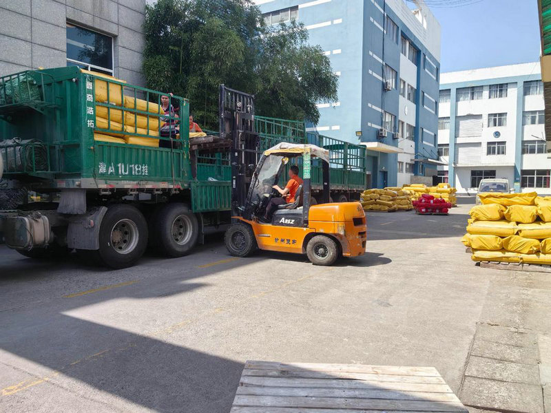 国美在线快递小哥化身赛车手 双11物流大战 国美在线快递小哥化身赛车手 双11物流大战