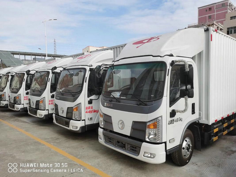 台风烟花过境后千米江堤变垃圾堆场