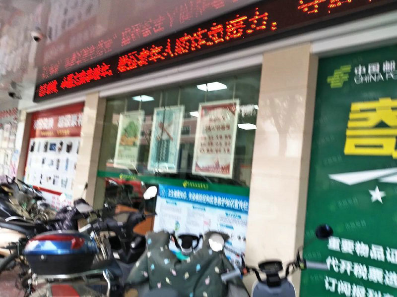 员工用嘴剔肉 店家称是几十年老手艺