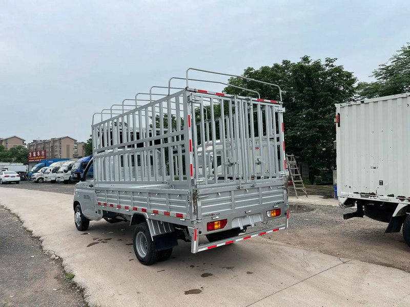 郑业成往车窗外乱丢烟头