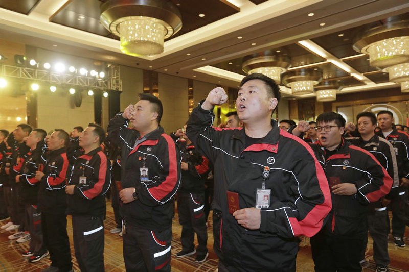 过年穿新衣 德邦快递春节不休 力保服装