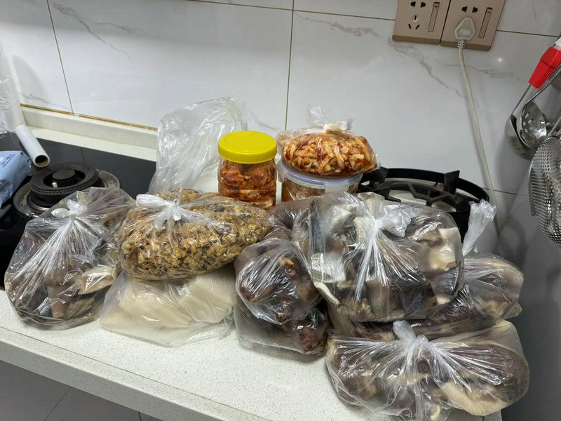 哈尔滨松花江上都铺地毯了