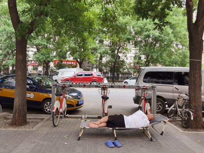 技术大牛们真会玩 李彦宏收到神秘礼物