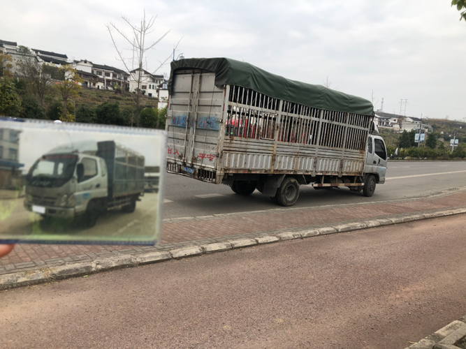 厦门公交车冲上人行道