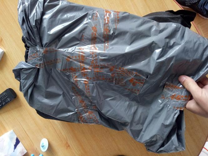 一个人撑起一个配送站 这位小哥每天进出宏村只