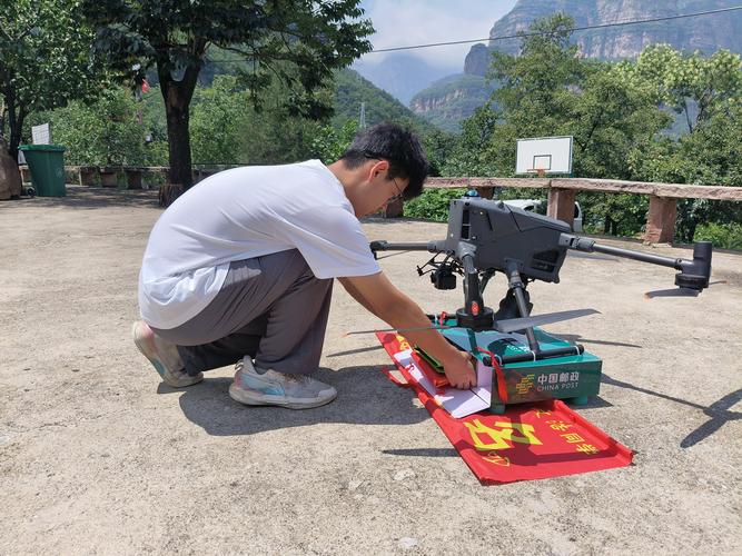内蒙古京东顺丰快递车辆占用道路