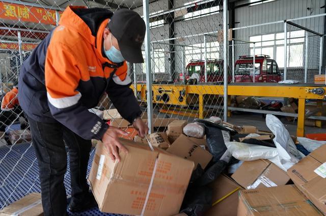 无人快递车现身南宁 手机可免费预约取包裹