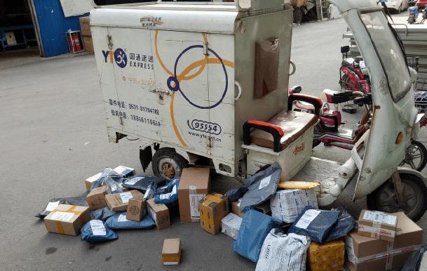 上海餐饮业响应就地过年擎朗送餐机器人助