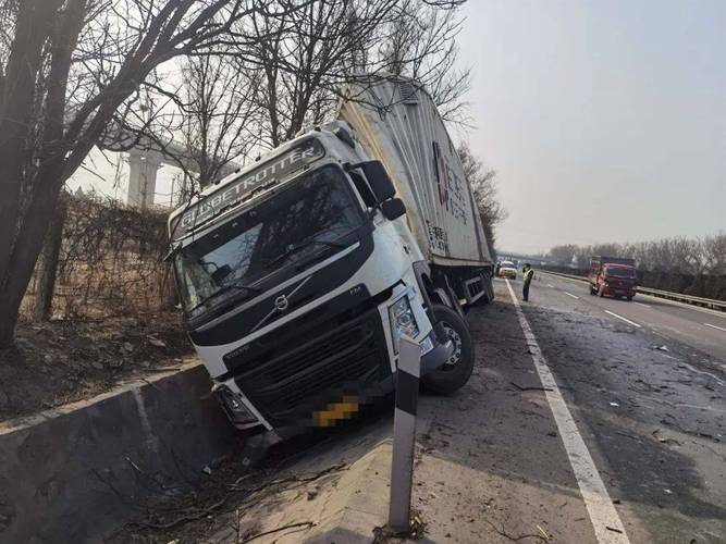 快递三轮车的限速之争 时速15公里太慢