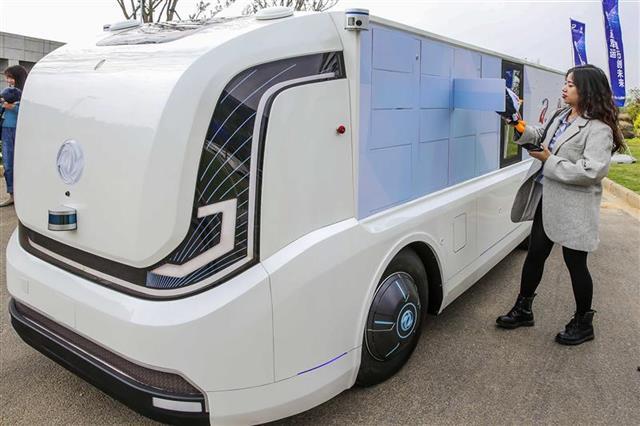 湖北邮政快递从业人员超过10万 2025年业务量逆势 湖北邮政快递从业人员超过10万 2025年业务量逆势