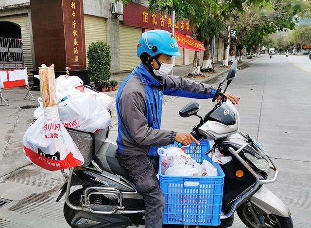 结婚穿婚纱在婚车要了她